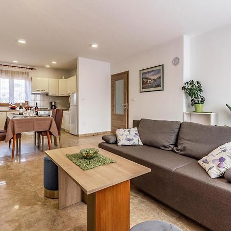 Awesome Apartment In Pula With Wifi Luaran gambar