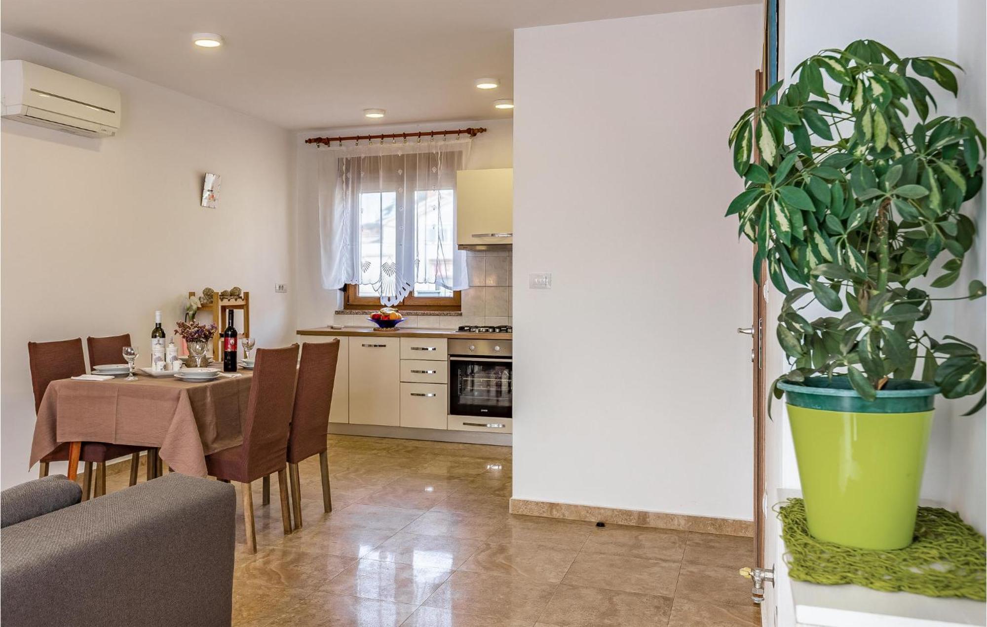 Awesome Apartment In Pula With Wifi Luaran gambar
