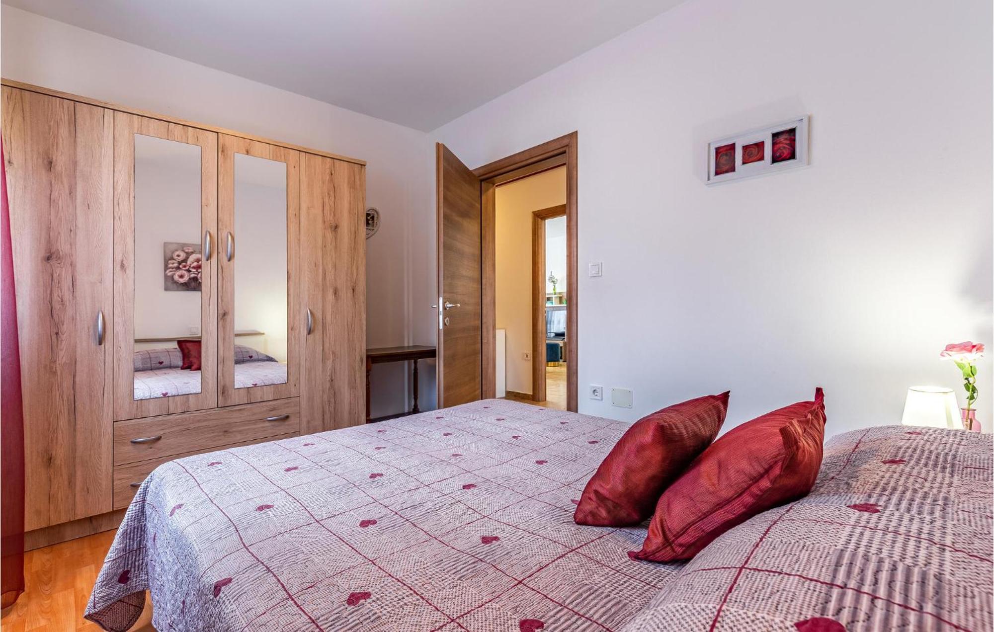 Awesome Apartment In Pula With Wifi Luaran gambar